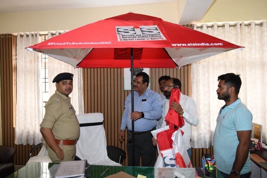 भीषण गर्मी से बचाव हेतु SIS समूह ने ट्रैफिक पुलिस SP को मुहैया कराए सैकड़ों बड़े छतरी 1