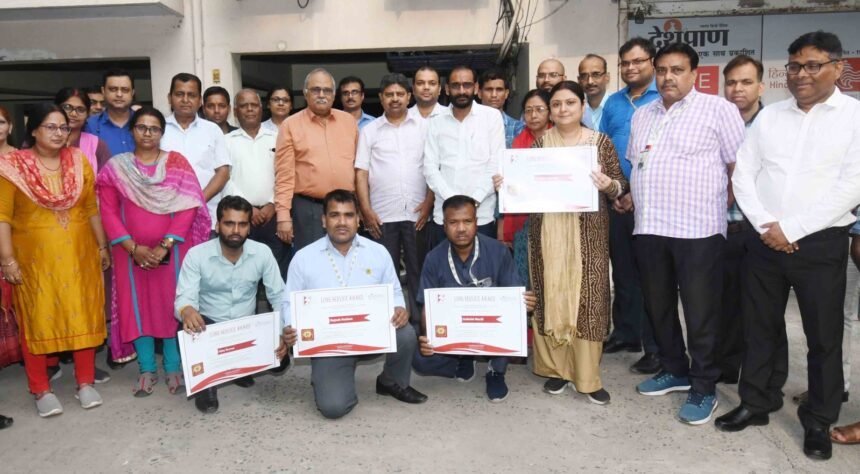 25 सालों तक योगदान देने के लिए SIS कर्मचारी हुए सम्मानित, GM ने मेडल और सर्टिफिकेट भी दिए 1