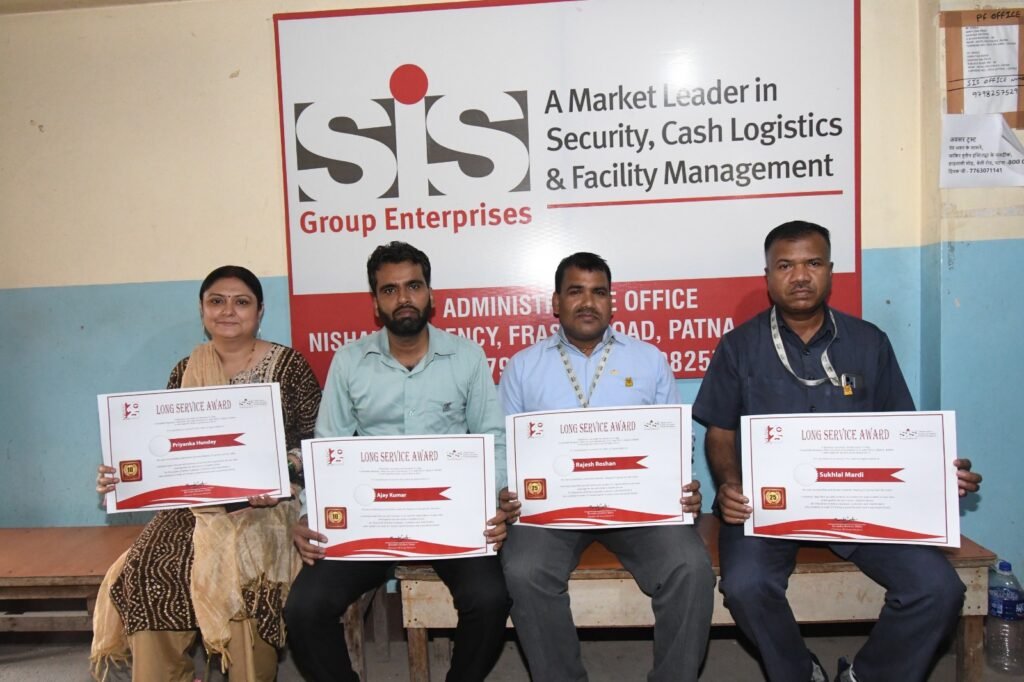 25 सालों तक योगदान देने के लिए SIS कर्मचारी हुए सम्मानित, GM ने मेडल और सर्टिफिकेट भी दिए 3 25 सालों तक योगदान देने के लिए SIS कर्मचारी हुए सम्मानित, GM ने मेडल और सर्टिफिकेट भी दिए 3
