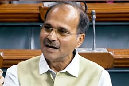 लोकसभा में अधीर रंजन चौधरी का BJP पर करारा हमला, बोले-धृतराष्ट्र अंधे थे, तब द्रौपदी का वस्त्र हरण हुआ था, आज भी राजा अंधे बैठे हैं, मणिपुर और हस्तिनापुर में कोई फर्क नहीं 7