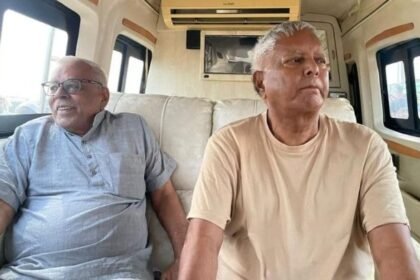 लालू यादव ने पटना मरीन ड्राइव का किया सैर, साथ में शिवानंद तिवारी भी रहे मौजूद, कुल्फी का भी उठाया लुफ्त 11