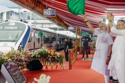 बिहार-झारखंड समेत देश को मिली 9 वंदे भारत ट्रेन, PM मोदी ने हरी झंडी दिखाकर किया रवाना￼ 11