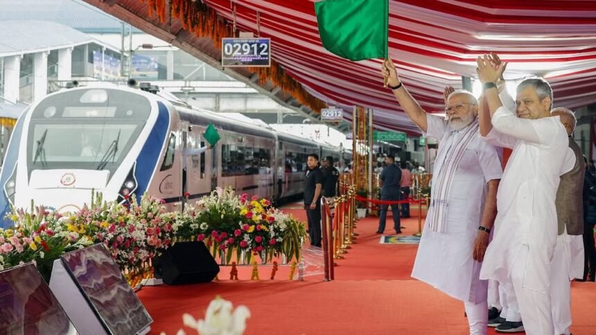 बिहार-झारखंड समेत देश को मिली 9 वंदे भारत ट्रेन, PM मोदी ने हरी झंडी दिखाकर किया रवाना￼ 1