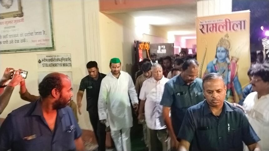 पटना के कालीदास रंगालय में लालू यादव ने मंत्री तेजप्रताप के साथ रामलीला का उठाया आनंद, बोले-चारो अंधकार छाया हुआ है￼ 1