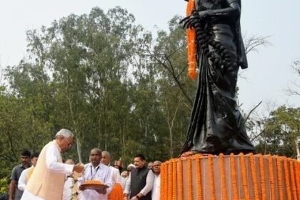 इंदिरा गांधी की पुण्यतिथि, बिहार के राज्यपाल, सीएम नीतीश ने दी श्रद्दांजलि, सोनिया, राहुल और कांग्रेस अध्यक्ष खड़गे ने चढ़ाए फूल 9