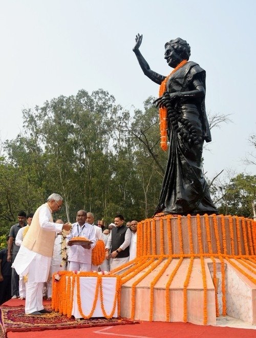 इंदिरा गांधी की पुण्यतिथि, बिहार के राज्यपाल, सीएम नीतीश ने दी श्रद्दांजलि, सोनिया, राहुल और कांग्रेस अध्यक्ष खड़गे ने चढ़ाए फूल 1