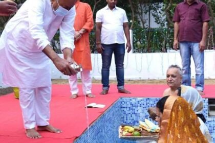 ￼￼￼ उगते सूर्य को अर्घ्य देने के साथ ही लोक आस्था का महापर्व छठ समाप्त, CM नीतीश ने परिवार के साथ मनाया पर्व 7