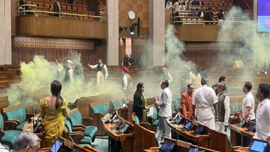 संसद भवन पर हमले की बरसी के दिन लोकसभा के अंदर हमला, सांसदों में मचा हड़कंप, दो युवक पकड़ाया￼ 1