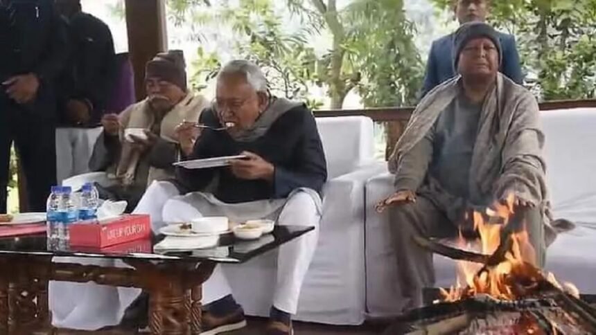 CM नीतीश पैदल पहुंचे राबीड़ी आवास, साथ में ललन सिंह भी रहे मौजूद, तेजस्वी यादव ने किया स्वागत 1