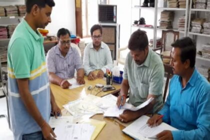 सक्षमता परीक्षा देकर बाहर निकले शिक्षक, बोले-सवाल बहुत मुश्किल था, एग्जाम से पहले जूता-मोजा निकलवाया गया 8
