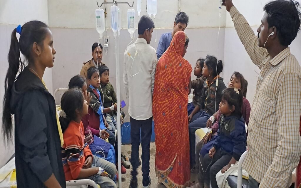 MDM खाने से अररिया में दर्जनों बच्चों की हालत खराब, सभी का सदर अस्पताल में चल रहा इलाज 2 MDM खाने से अररिया में दर्जनों बच्चों की हालत खराब, सभी का सदर अस्पताल में चल रहा इलाज 2