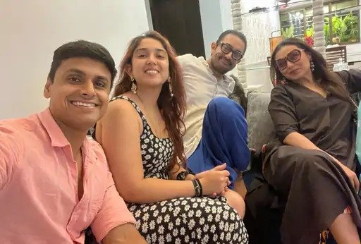 अभिनेत्री रानी मुखर्जी मिलने के लिए आमिर खान के घर पहुंची, बेटी आयरा और दामाद नुपुर से भी मुलाकात की 2 अभिनेत्री रानी मुखर्जी मिलने के लिए आमिर खान के घर पहुंची, बेटी आयरा और दामाद नुपुर से भी मुलाकात की 2