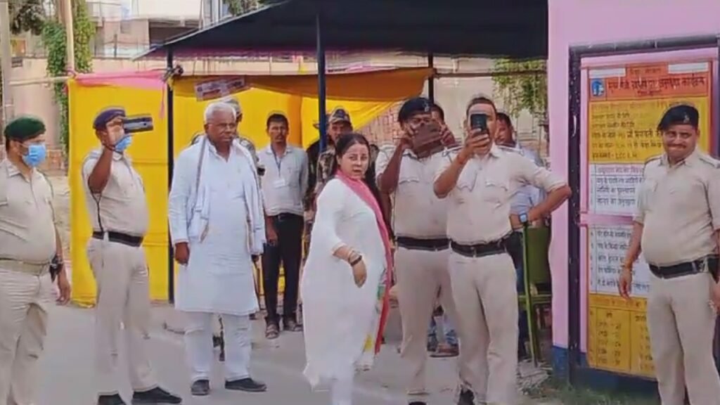 छपरा में मतदान के बाद RJD और BJP समर्थकों के बीच गोलीबारी, घटना में एक की मौत, दो जख्मी 2 छपरा में मतदान के बाद RJD और BJP समर्थकों के बीच गोलीबारी, घटना में एक की मौत, दो जख्मी 2