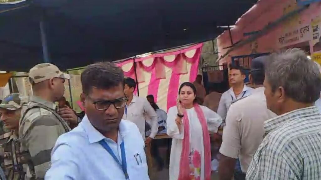 छपरा में मतदान के बाद RJD और BJP समर्थकों के बीच गोलीबारी, घटना में एक की मौत, दो जख्मी 3 छपरा में मतदान के बाद RJD और BJP समर्थकों के बीच गोलीबारी, घटना में एक की मौत, दो जख्मी 3