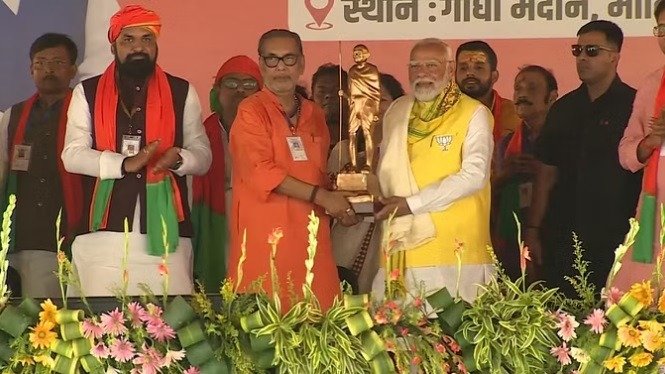 PM मोदी मोतिहारी की रैली में RJD-कांग्रेस पर खूब बरसे, बोले-इंडी गठबंधन में हार की बौखलाहट 1
