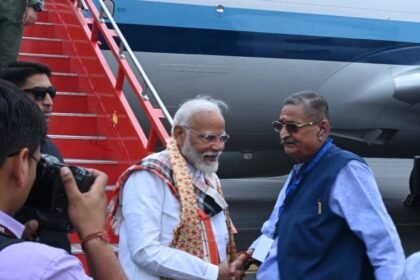 R.K सिन्हा ने प्रधानमंत्री मोदी जी का पटना हवाई अड्डे पर किया स्वागत, चुनाव के बारे में की चर्चा 3
