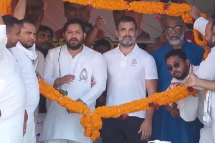 तेजस्वी खटाखट बोलते रहे..मंच पर बैठकर मुस्कुराते रहे राहुल गांधी, जनता ने... 7