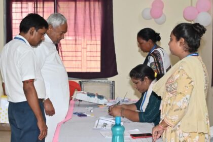 CM नीतीश ने बख्तियारपुर में किया मतदान, पटना साहिब में कई जगह वोट का बहिष्कार 3