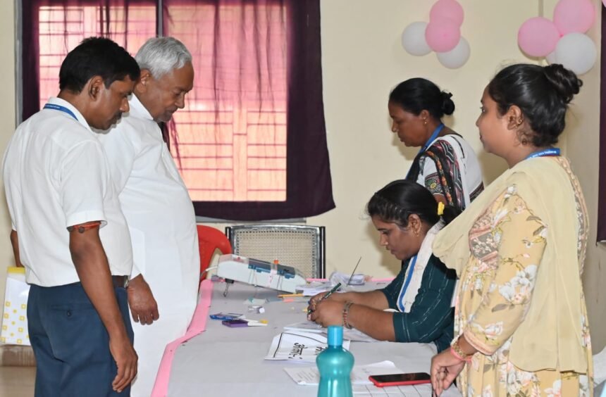 CM नीतीश ने बख्तियारपुर में किया मतदान, पटना साहिब में कई जगह वोट का बहिष्कार 1