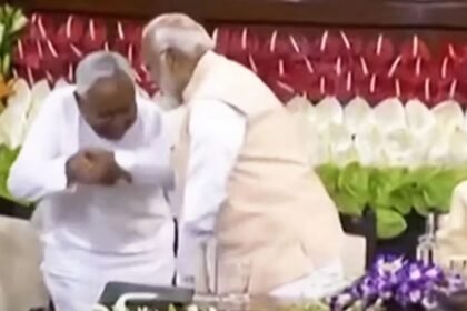 CM नीतीश ने फिर से नरेंद्र मोदी का छुआ पांव, PM के सामने बिहार के काम के बारे में की चर्चा 4