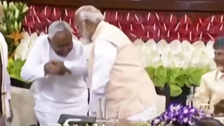 CM नीतीश ने फिर से नरेंद्र मोदी का छुआ पांव, PM के सामने बिहार के काम के बारे में की चर्चा 1