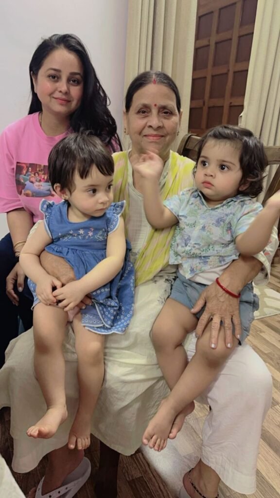 लालू यादव अपने बच्चों के साथ मनाया जन्मदिन, कार्यकर्ताओं में जश्न का माहौल 4