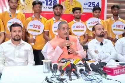 गरीब बच्चों का सपना पूरा कर रहा 'अवसर' IIT में चयनित अभ्यर्थियों को RK सिन्हा ने किया सम्मानित 9