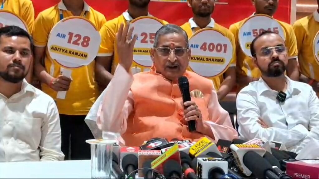 गरीब बच्चों का सपना पूरा कर रहा 'अवसर' IIT में चयनित अभ्यर्थियों को RK सिन्हा ने किया सम्मानित 2 गरीब बच्चों का सपना पूरा कर रहा 'अवसर' IIT में चयनित अभ्यर्थियों को RK सिन्हा ने किया सम्मानित 2