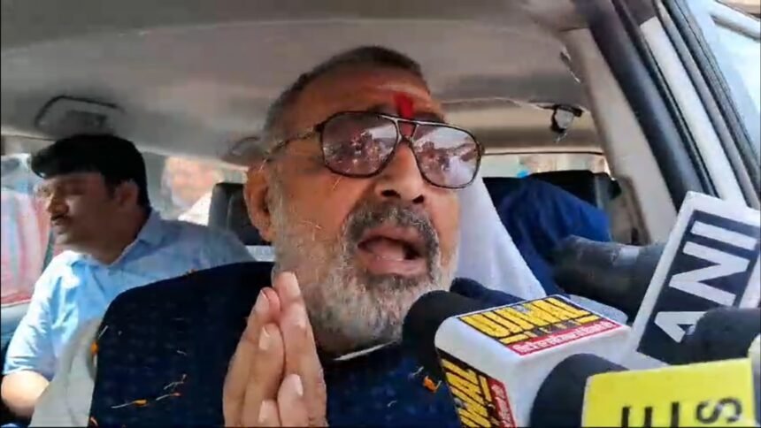 बिहार में बढ़ते अपराध को लेकर गिरिराज सिंह ने तेजस्वी को दिया मुंहतोड़ जवाब, बोले-व्हील चेयर पर भी कसा तंज 1