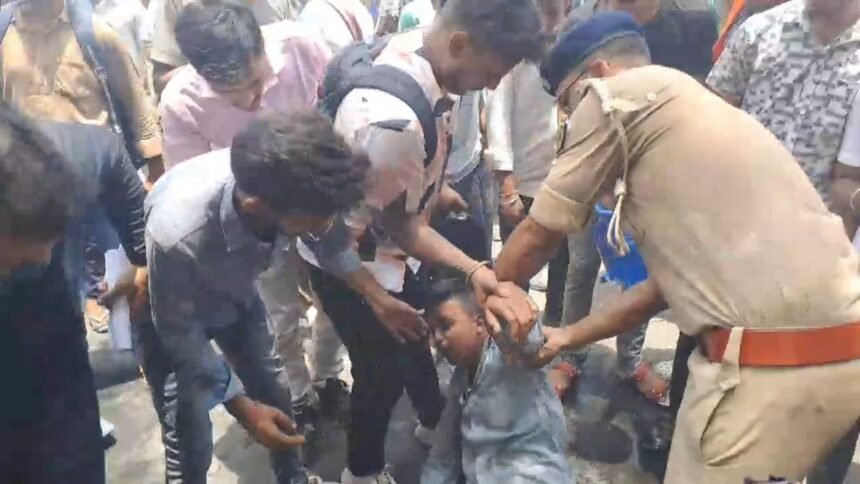 NEET पेपर लीक के खिलाफ पटना में प्रदर्शन, छात्रों ने परीक्षा रद्द करने की मांग की 1