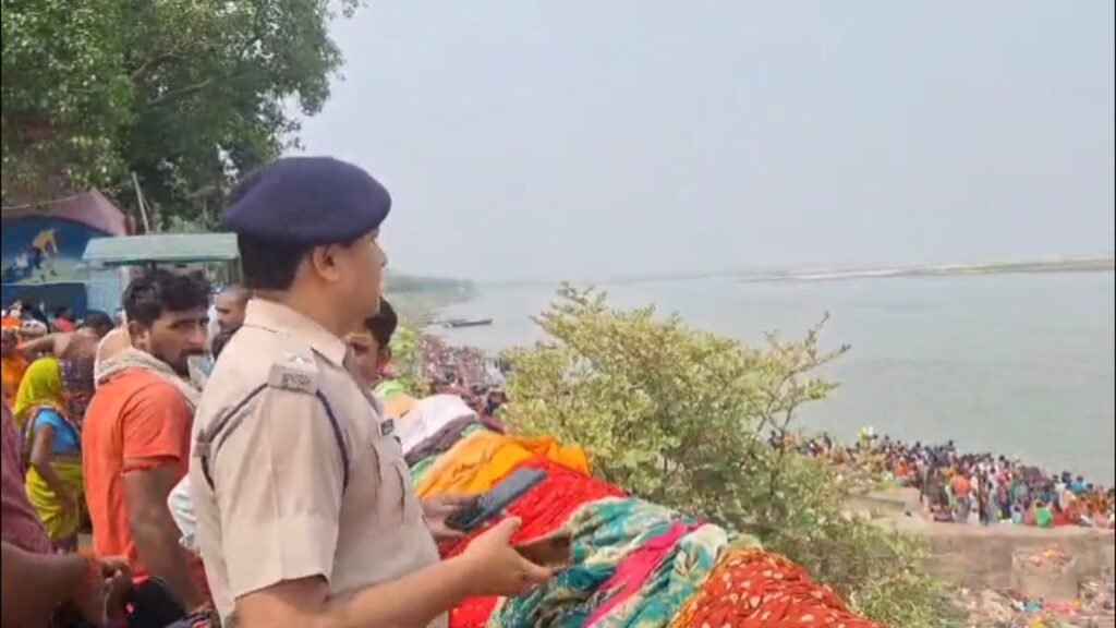 गंगा दशहरा के मौके पर नदी में नाव डूबी, 6 लोग नदी में समा गए, सूचना के बाद पहुंचा प्रशासन 2 गंगा दशहरा के मौके पर नदी में नाव डूबी, 6 लोग नदी में समा गए, सूचना के बाद पहुंचा प्रशासन 2