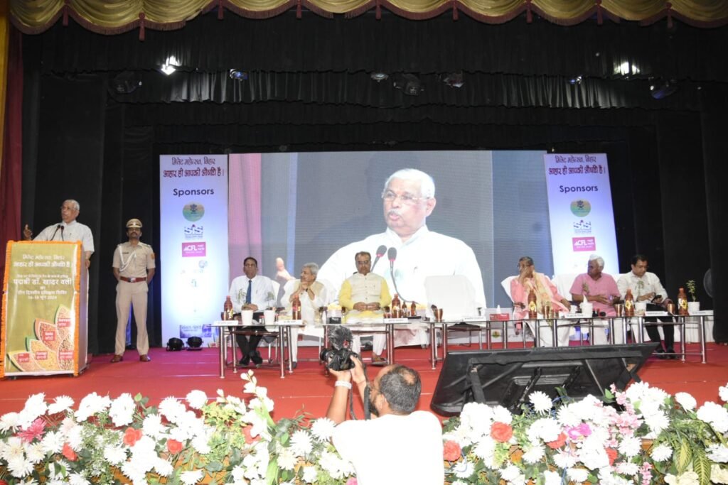 राज्यपाल राजेंद्र विश्वनाथ आर्लेकर ने मिलेट्स महोत्सव का किया उद्गाटन, कृषि वैज्ञानिक खादर वली हुए शामिल 2