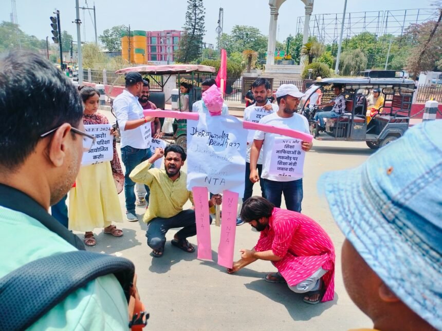 AISA ने शिक्षा मंत्री धर्मेंद्र प्रधान का फूंका पुतला, NEET पेपर लीक और UGC-NET परीक्षा रद्द होने पर सरकार को बताया फेल 1