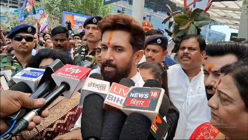 चिराग पासवान अपनी पूरी टीम के साथ पहुंचे पटना, कार्यकर्ताओं ने इस तरह किया स्वागत 1