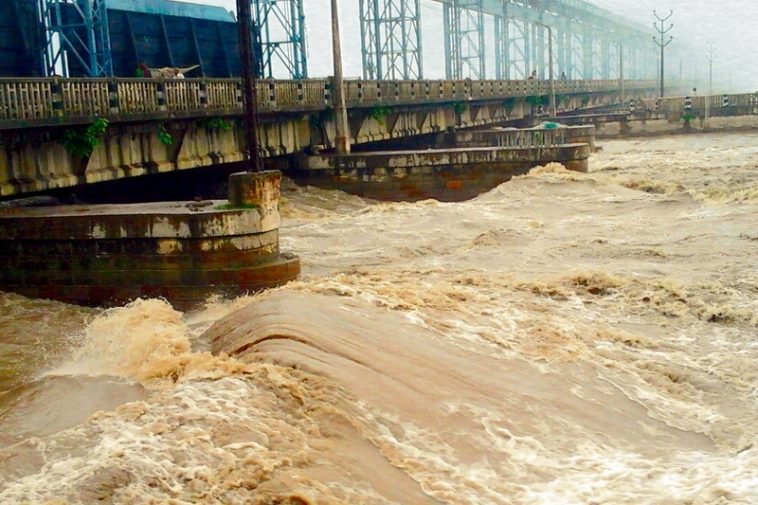 नेपाल की बारिश ने बिहार के कोसी नदी में मचाया उफान, बराज के 16 फाटक खोले गए, तटबंधों की लगातार निगरानी शुरू 1