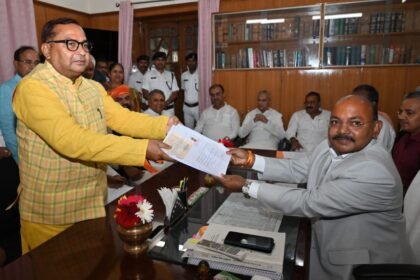 भगवान सिंह कुशवाहा ने MLC चुनाव के लिए किया नामांकन, CM सीएम नीतीश और उपमुख्यमंत्री रहे मौजूद 2