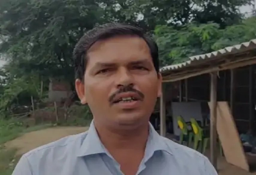 28 साल से अचंभित करने वाली व्यवस्था के तहत झोपड़ी में चल रहा स्कूल: शौचालय नहीं, टॉयलेट के लिए बच्चों के घर जाते हैं टीचर 3 28 साल से अचंभित करने वाली व्यवस्था के तहत झोपड़ी में चल रहा स्कूल: शौचालय नहीं, टॉयलेट के लिए बच्चों के घर जाते हैं टीचर 1