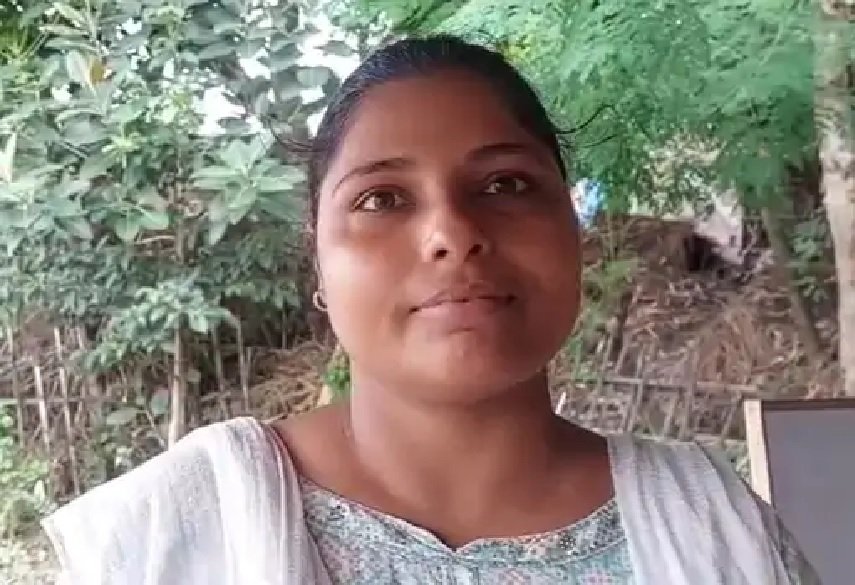 28 साल से अचंभित करने वाली व्यवस्था के तहत झोपड़ी में चल रहा स्कूल: शौचालय नहीं, टॉयलेट के लिए बच्चों के घर जाते हैं टीचर 2 teacher ruhi kumari