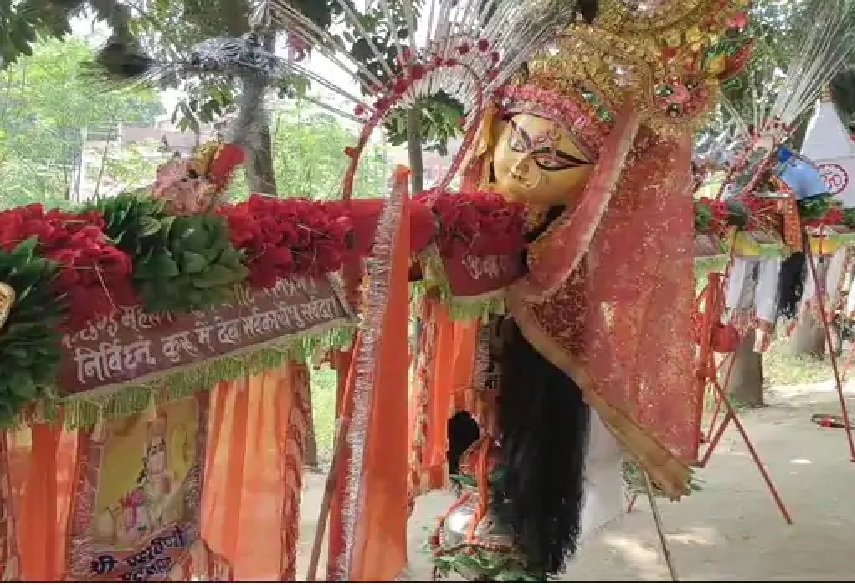 54 फीट का कांवर बना आकर्षण का केंद्र, 50 लीटर जल लेकर चलते हैं कांवरिया मुंगेर के कांवरिया पथ पर जुटी लोगों की भीड़, तैयार करने में लगा 25 दिन का समय 1