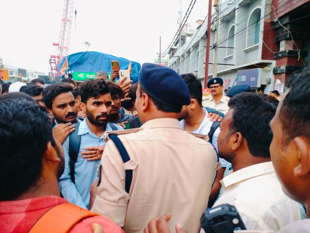 काॅलेज ऑफ काॅमर्श, आर्ट्स एण्ड सायंस में घोर धांधली, छात्रों के साथ AISA ने किया प्रदर्शन 2 काॅलेज ऑफ काॅमर्श, आर्ट्स एण्ड सायंस में घोर धांधली, छात्रों के साथ AISA ने किया प्रदर्शन 1