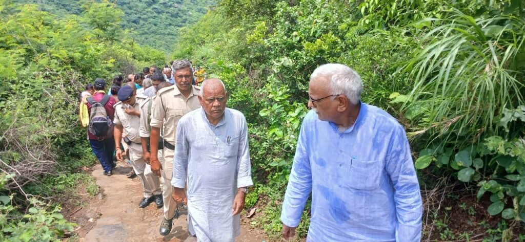 एनडीए सरकार की नाकामी से बराबर पहाड़ी पर श्रद्धालुओं की गई जान, माले ने मृतक आश्रितों को मुआवजा देने की मांग की 2 एनडीए सरकार की नाकामी से बराबर पहाड़ी पर श्रद्धालुओं की गई जान, माले ने मृतक आश्रितों को मुआवजा देने की मांग की 1