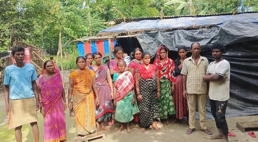 सरकारी योजनाओं से वंचित है आदिवासी परिवारों का एक पूरा गांव: सदर प्रखंड के चकला पंचायत का वार्ड नम्बर 4 टिक्रमपुर आदिवासी टोला, कोई नहीं जानता 1