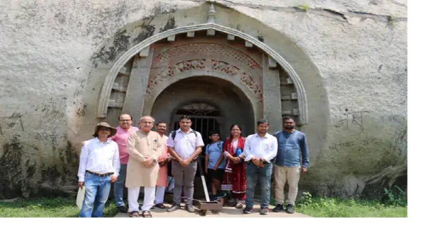 युनेस्को के विश्व विरासत की सूची में बराबर पहाड़ी को शामिल करने की मांग इस धरोहर को पर्यटन के रूप में विकसित करने हेतु राज्य सरकार ने कोई प्रयास नहीं किया 1