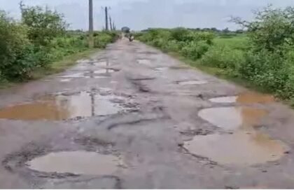 लालू राज की याद दिलाने वाली सड़कें आज भी मौजूद जमुई में दर्जनों गांव को जोड़ने वाली सड़क की स्थिति जर्जर 3