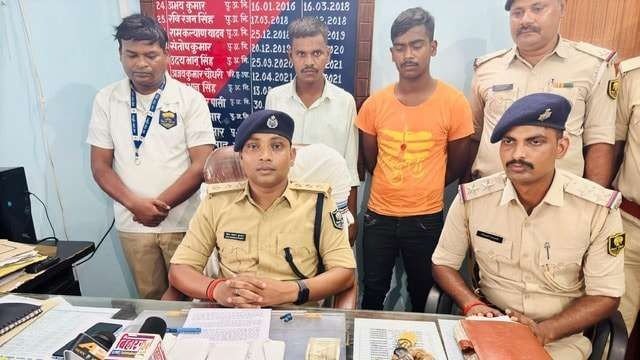 फर्जी दारोगा बन राहगीरों को लूटने वाले गिरोह के सरगना समेत तीन गिरफ्तार मास्टरमाइंड त्रिलोकी चौहान के खिलाफ यूपी में लूट, चोरी, आर्म्स एक्ट के सात मामले दर्ज 1