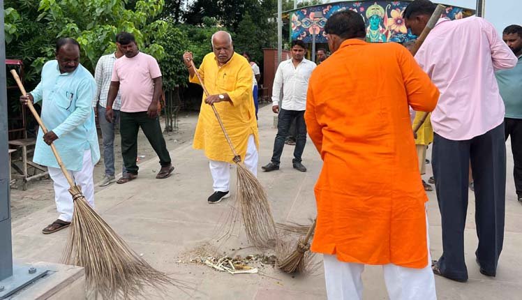 प्रधानमंत्री स्वच्छता पखवाड़ा में भाजपा नेताओं ने लगाई झाड़ू मंत्रियों ने कहा पीएम मोदी हमारे प्रेरणा स्रोत 1