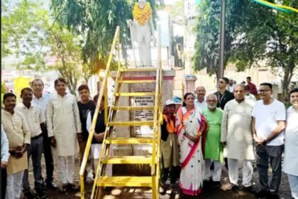 याद किये गए राष्ट्रपिता महात्मा गांधी और पूर्व पीएम लाल बहादुर शास्त्री सीएम समेत अन्य नेताओं ने दी श्रद्धांजलि 15