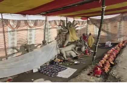 तटबंध और सड़कों पर ही मनेगा बाढ़ पीड़ितों का दशहरा सहरसा में दुर्गा पूजा को लेकर मायूसी, प्रकृति की मार ने किया बर्बाद 7