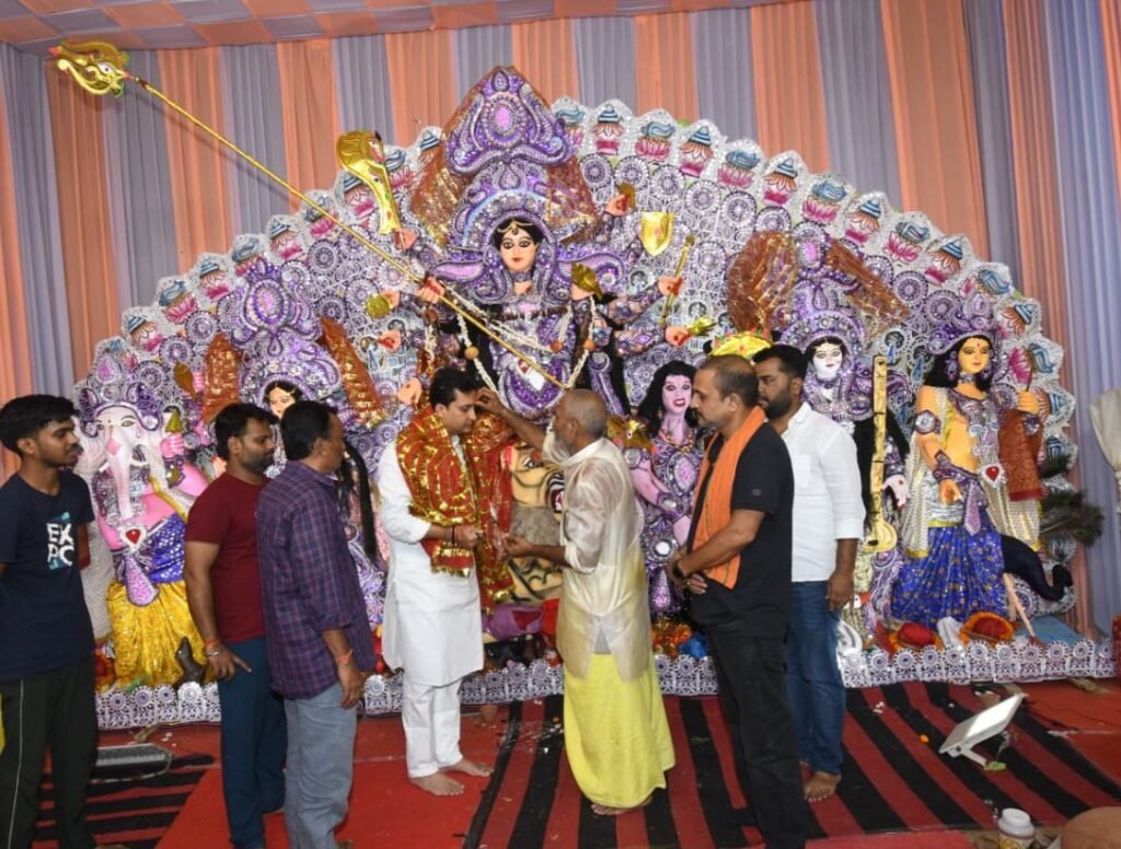 ऋतुराज सिन्हा ने महाअष्टमी के दिन पटना के पूजा पंडाल पर जाकर की पूजा अर्चना 2 ऋतुराज सिन्हा ने महाअष्टमी के दिन पटना के पूजा पंडाल पर जाकर की पूजा अर्चना 1