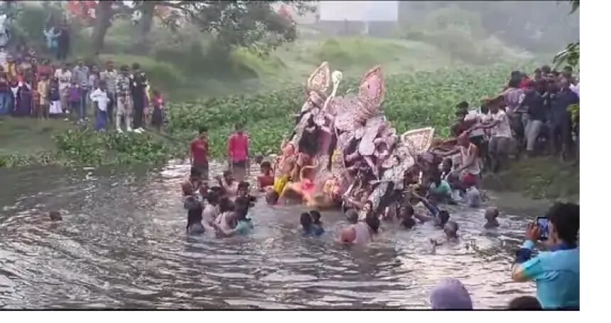 विसर्जन से पहले प्रतिमा को कंधे पर लेकर निकाला जुलूस समस्तीपुर में भव्य रूप से माता को दी गई विदाई 1